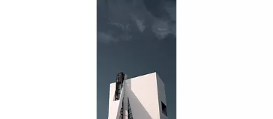 La Torre della Fondazione Prada; un edificio alto 60 metri realizzato in cemento bianco strutturale a vista